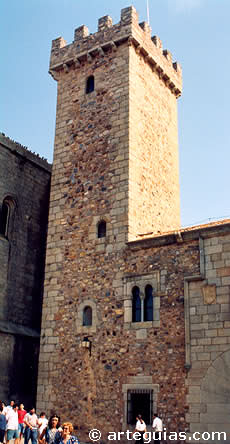 Entre los palacios fortificados de Cáceres destaca la Torre de Cáceres - Ovando